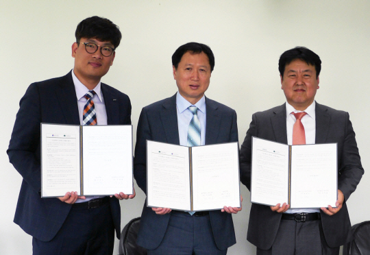 제품수명 주기관리(PLM) 소프트웨어·서비스 공급기업인 지멘스PLM SW코리아는 19일 설계SW기업 오코텍코리아, 대전대와 스마트팩토리 교육훈련을 위한 산학협력을 체결했다고 밝혔다. 이영진 오코텍코리아 대표(왼쪽부터)와 박계홍 대전대 HRD단장, 정준모 지멘스PLM SW코리아 이사가 기념촬영을 하고 있다.   지멘스PLM SW코리아 제공